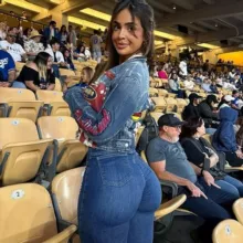 ДЕВУШКА В БЕТТИНГЕ